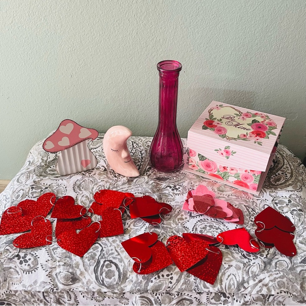 Lot of Pink & Red Valentines Day Decor, Hearts